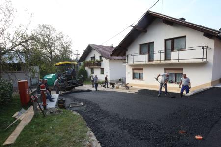 PODSLIVNICA  ASFALTIRANJE CESTE SKOZI VAS 03 FOTO LJUBO VUKELIČ
